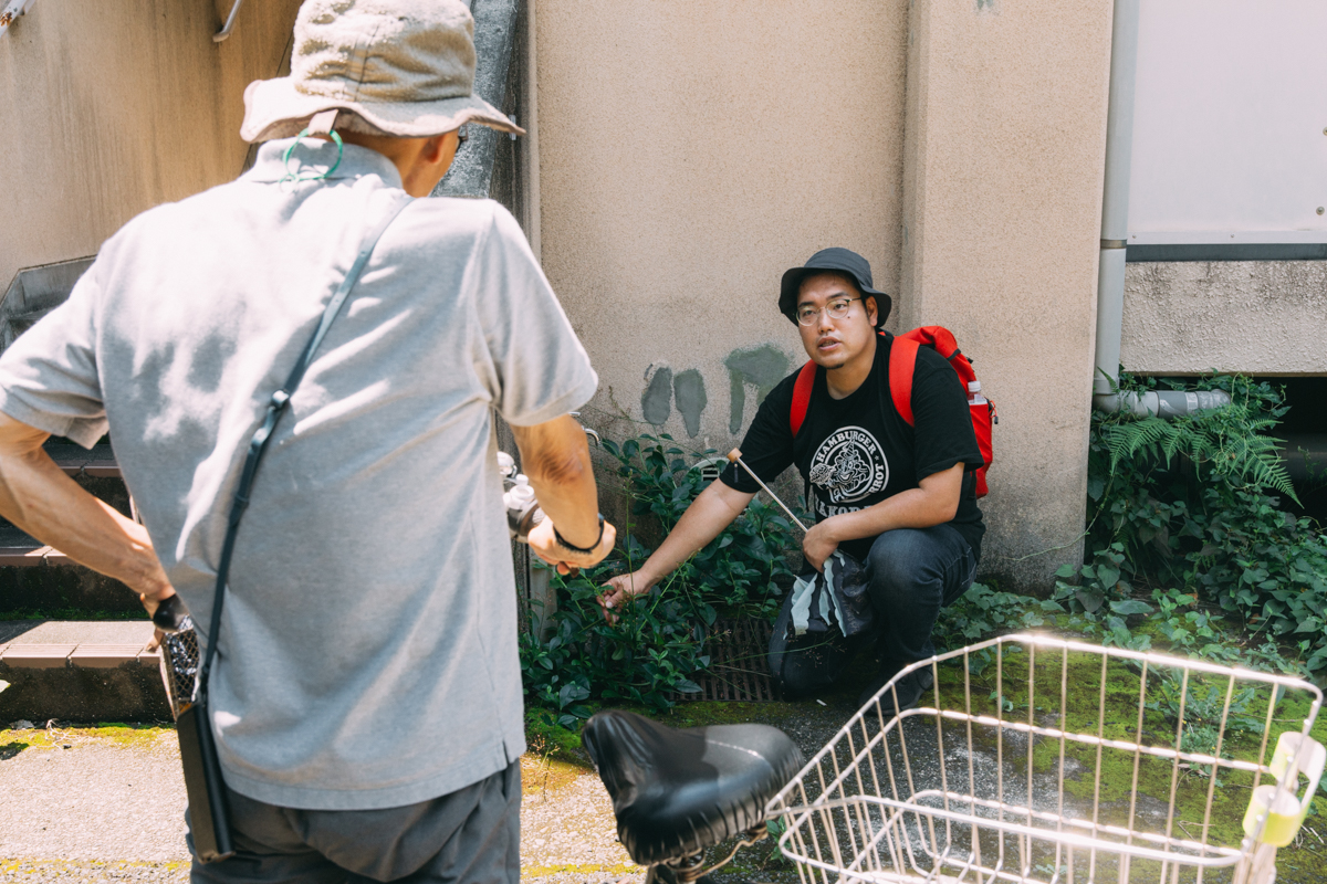 茸本さんに話しかける住民の方