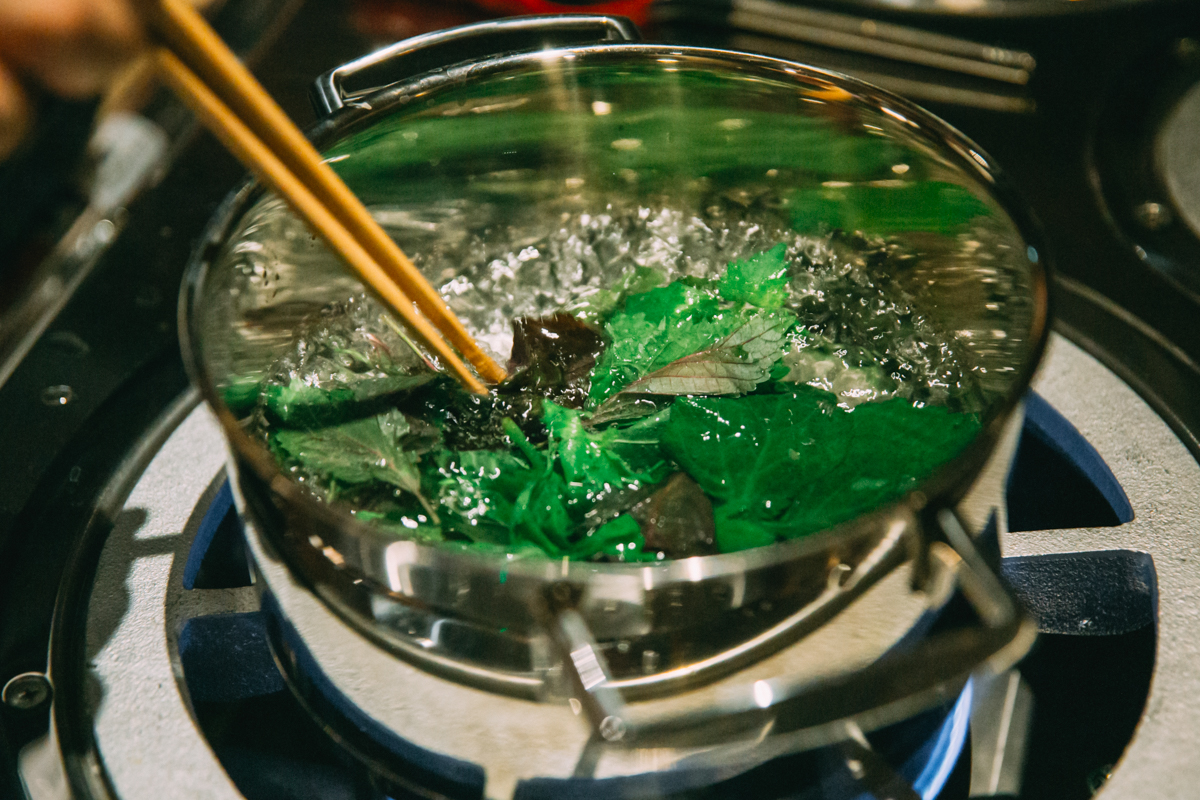 野草を熱湯で湯がいている写真