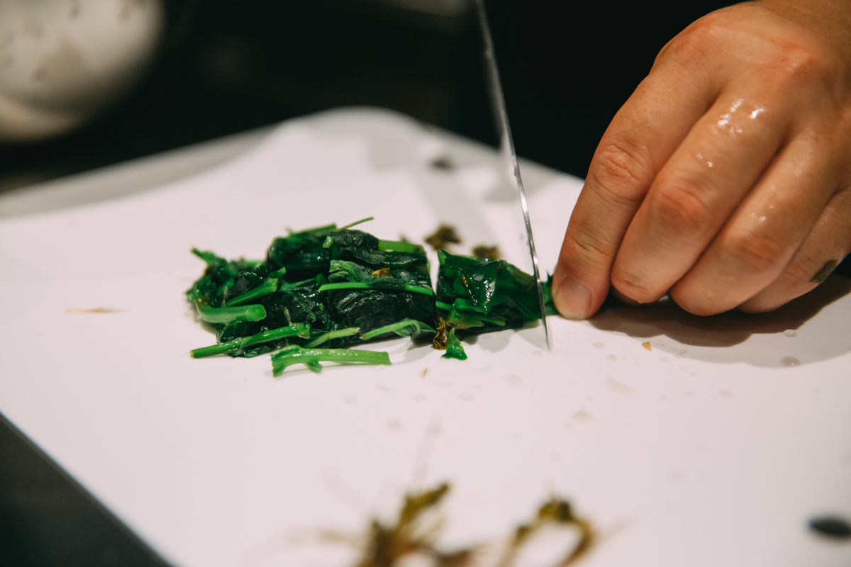 野草を食べやすい大きさに切っている写真