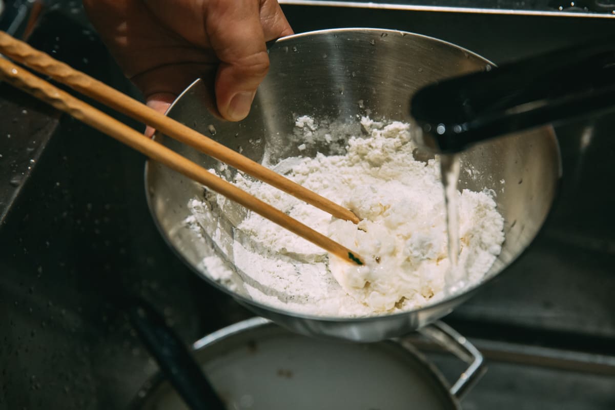 薄力粉に水を入れて混ぜる